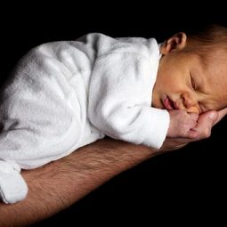 IL NE SOMMEILLE NI NE DORT