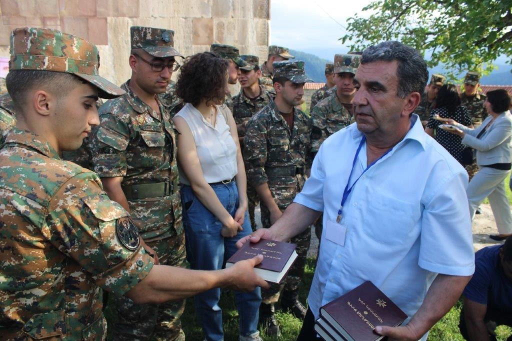 Distribution du Nouveau Testament et des Psaumes dans le Haut-Karabagh, en 2022. Distribution du Nouveau Testament et des Psaumes dans le Haut-Karabagh, en 2022.