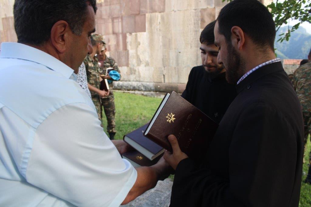 Distribution du Nouveau Testament et des Psaumes au Karabagh, en juin 2022. Distribution du Nouveau Testament et des Psaumes au Karabagh, en juin 2022.
