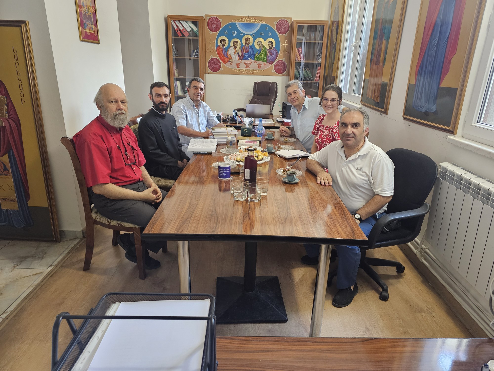 Réunion de l’équipe de Christians for Armenia avec le directeur de la Société biblique d’Arménie, en 2025. Réunion de l’équipe de Christians for Armenia avec le directeur de la Société biblique d’Arménie, en 2025.